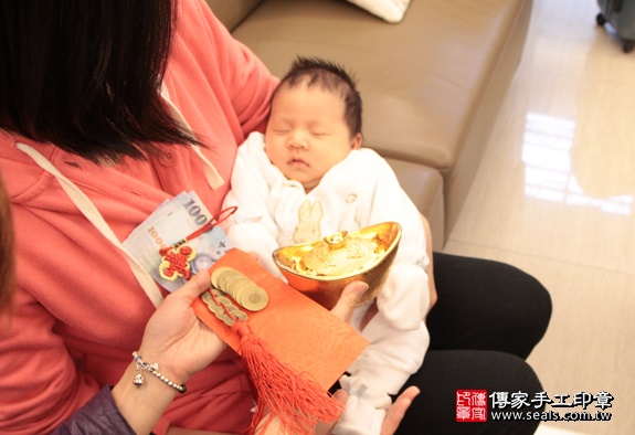 剃胎毛、滿月剃頭、嬰兒剃頭、嬰兒理髮、嬰兒剃髮、嬰兒剃胎毛、嬰兒滿月剃頭、寶寶剃頭、剃胎毛儀式、剃胎毛吉祥話、滿月剃頭儀式、滿月剃頭吉祥話、寶寶剃胎毛、寶寶滿月剃頭理髮、 台北中山區剃胎毛、台北中山區滿月剃頭、 台北中山區嬰兒剃頭剃胎毛、台北中山區嬰兒理髮、台北中山區嬰兒剃髮、楊寶寶(台北中山區到府嬰兒寶寶滿月剃頭理髮、免費到府嬰兒剃胎毛儀式吉祥話)。到府剃頭剃胎毛主持、專業拍照、DVD光碟、證書。★購買「臍帶章、肚臍章、胎毛筆刷印章」贈送：剃頭、收涎、抓周，三選一。2016.01.13 照片15